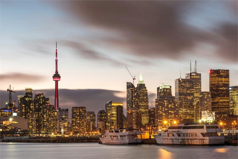 Toronto skyline with the CN Tower at dusk